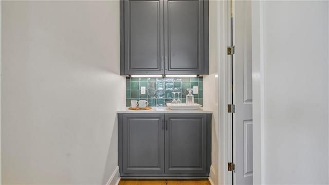 8520 Creole Dr, Chalmette, LA 70043 - bar featuring backsplash, wet bar, and baseboards
