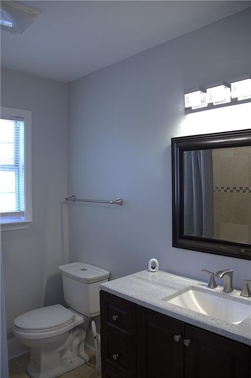 4043 S Pin Oak Ave, New Orleans, LA 70131 - bathroom featuring curtained shower, toilet, and vanity