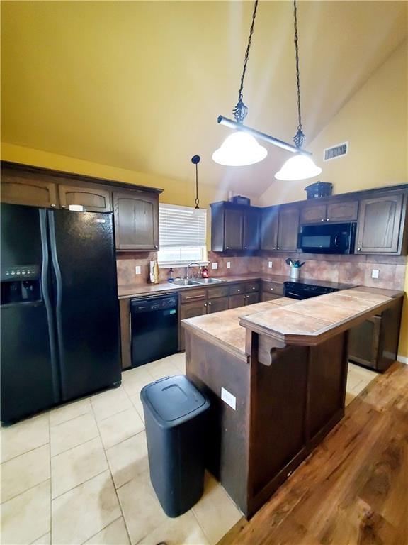20996 Diversion Canal Rd, Saint Amant, LA 70774 - kitchen with visible vents, backsplash, black appliances, and a sink