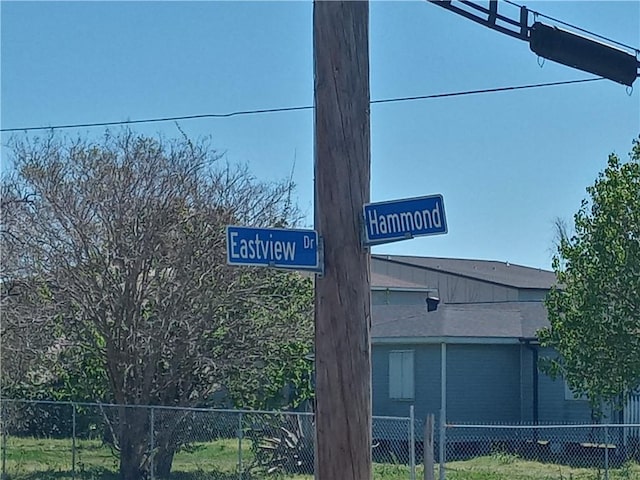 4800 Eastview Dr, New Orleans, LA 70126 - details with fence