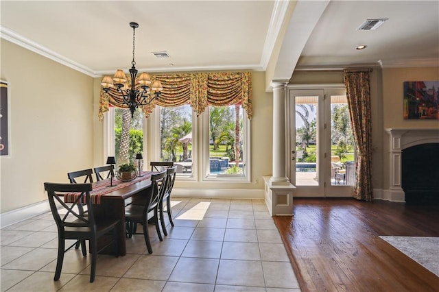 192 Forest Oaks Dr, New Orleans, LA 70131 - dining room featuring visible vents, baseboards, an inviting chandelier, and crown molding