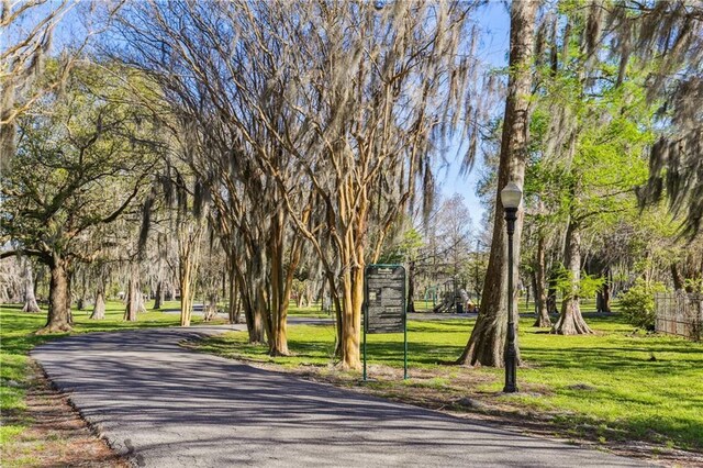 192 Forest Oaks Dr, New Orleans, LA 70131 - surrounding community with a yard