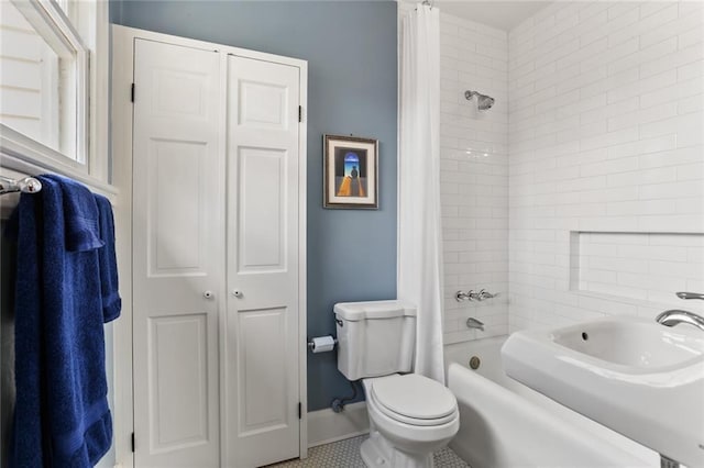 303 Audubon St, New Orleans, LA 70118 - full bathroom featuring shower / bath combo with shower curtain, toilet, a closet, and baseboards
