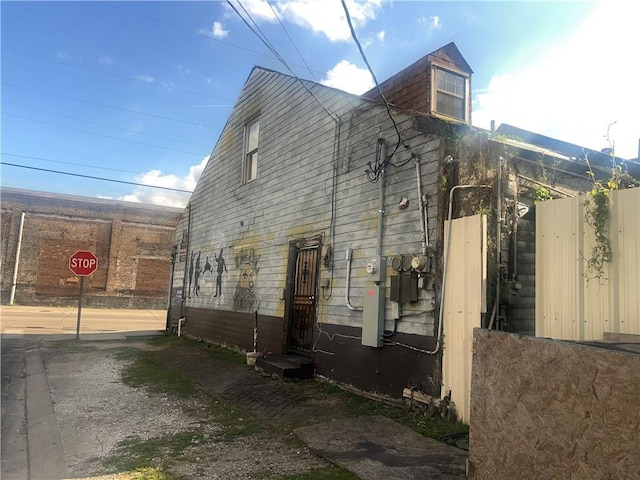 3801 Tchoupitoulas St, New Orleans, LA 70115 - view of side of property with fence