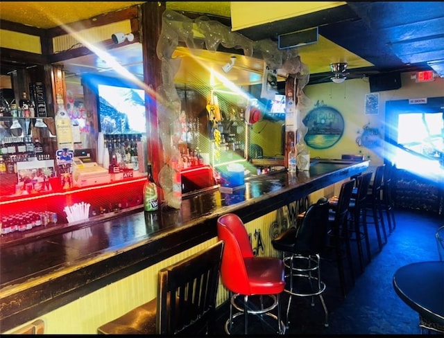 3801 Tchoupitoulas St, New Orleans, LA 70115 - bar featuring a dry bar
