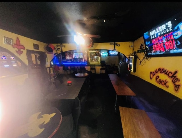3801 Tchoupitoulas St, New Orleans, LA 70115 - game room featuring a dry bar