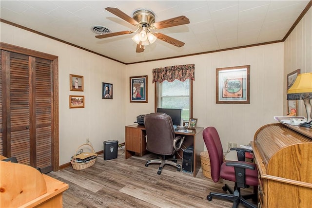 59345 Twin Pines Rd, Bogalusa, LA 70427 - home office featuring a ceiling fan, wood finished floors, baseboards, visible vents, and ornamental molding