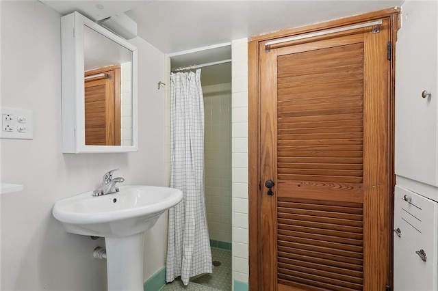 1338 Fern St, New Orleans, LA 70118 - bathroom featuring tiled shower and a sink
