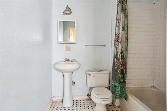 133234 Port St, New Orleans, LA 70117 - bathroom featuring baseboards, toilet, and shower / bath combo