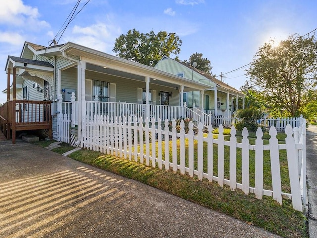 18 Curtis Dr, New Orleans, LA 70126 - view of front facade featuring a porch and a fenced front yard