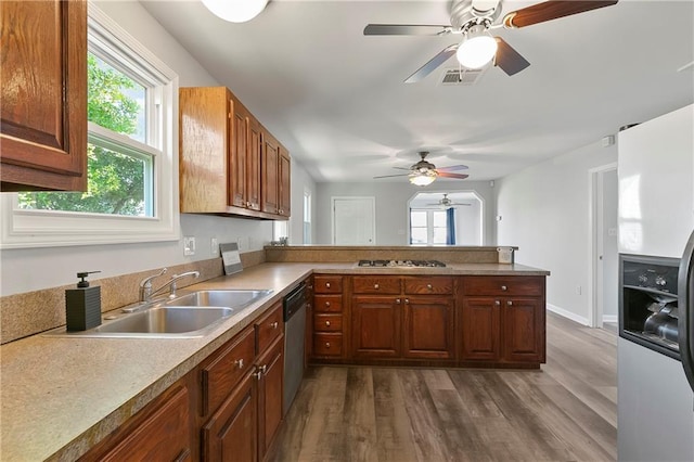 kitchen featuring a sink, dark wood-style floors, visible vents, appliances with stainless steel finishes, and ceiling fan