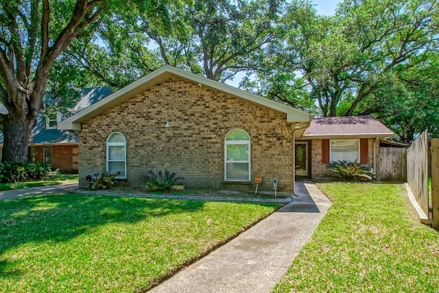 7984 Edgelake Ct, New Orleans, LA 70126 - ranch-style house featuring a front yard, fence, and brick siding