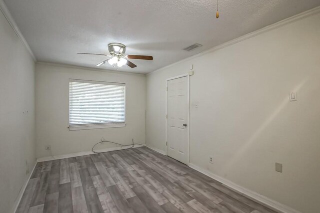 7984 Edgelake Ct, New Orleans, LA 70126 - empty room featuring ornamental molding, visible vents, ceiling fan, and wood finished floors