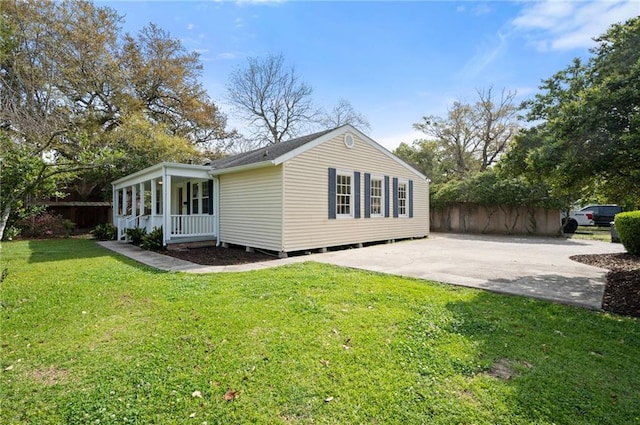 2108 Cherrydale Ave, Baton Rouge, LA 70808 - view of side of home featuring fence, a lawn, and a porch