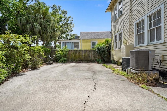 441921 Fontainebleau Dr, New Orleans, LA 70125 - view of patio / terrace with fence and central AC
