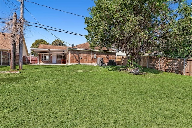 545 Brookmeade Dr, Gretna, LA 70056 - view of yard with a fenced backyard
