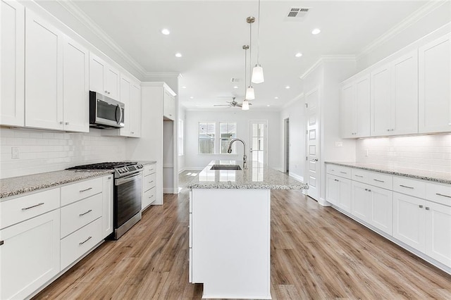 4720 Cross St, Jefferson, LA 70121 - kitchen with stainless steel appliances, a sink, a ceiling fan, ornamental molding, and recessed lighting
