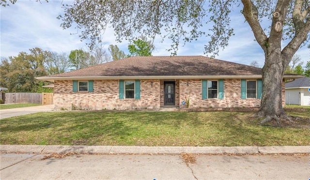 128 Belle Grove Dr, La Place, LA 70068 - single story home featuring brick siding, a front yard, and fence