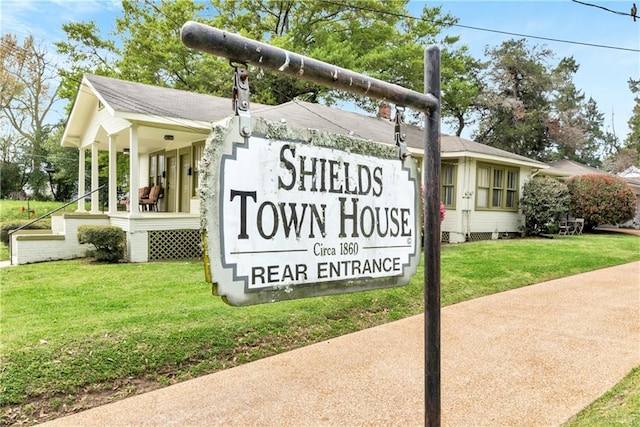 community sign featuring a lawn