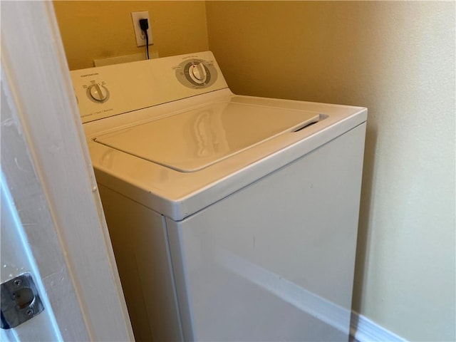 laundry area with laundry area and washer / dryer