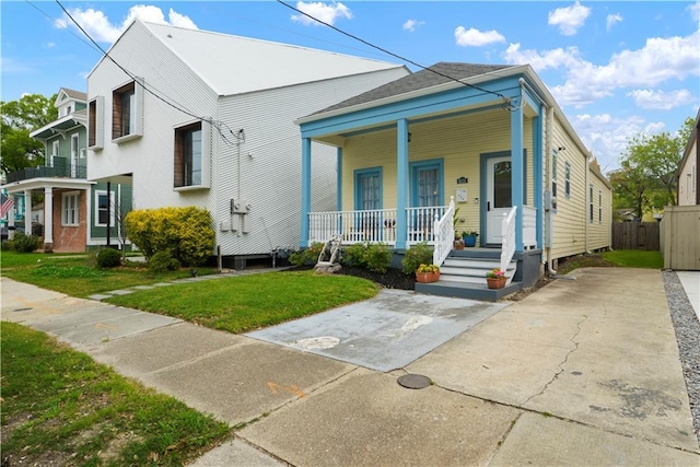 view of front of property featuring a front lawn and covered porch