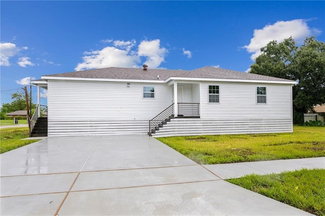 view of front of house featuring a front lawn and driveway
