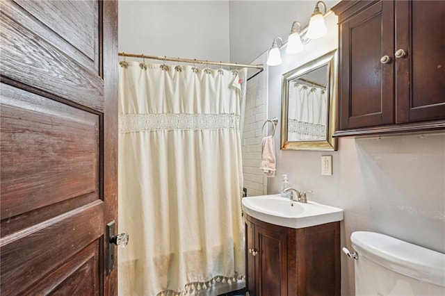 full bath featuring toilet, vanity, and shower / bathtub combination with curtain