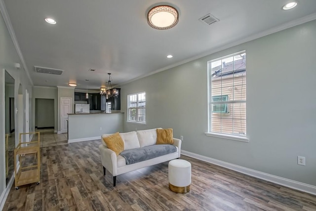 living room featuring baseboards, visible vents, and an inviting chandelier