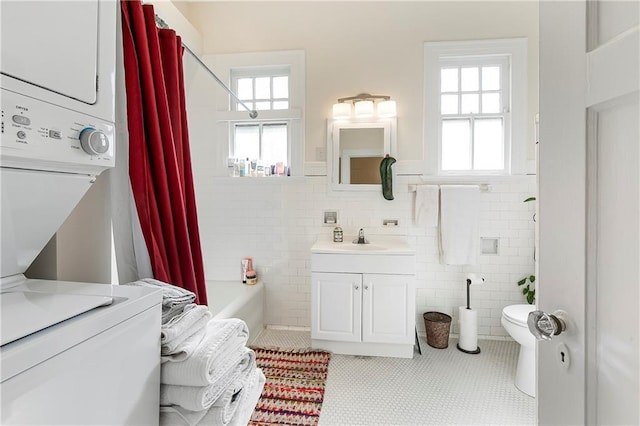 710 Burdette St, New Orleans, LA 70118 - full bathroom with stacked washer and dryer, a wealth of natural light, toilet, and vanity