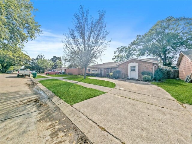 632 Fairlawn Dr, Terrytown, LA 70056 - view of front facade with a front lawn and concrete driveway