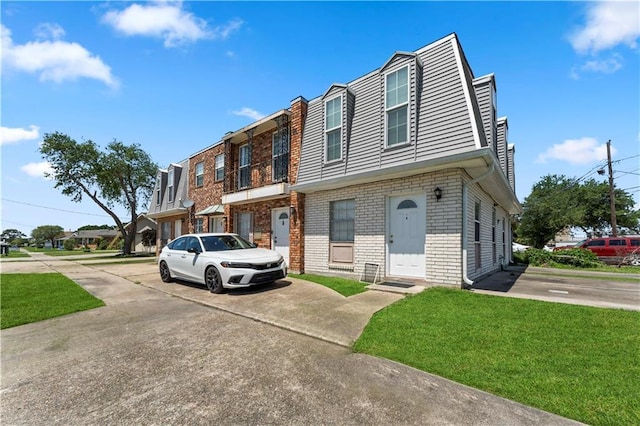 2900 Harvard Ave, Metairie, LA 70006 - townhome / multi-family property featuring brick siding, a gambrel roof, and a front yard