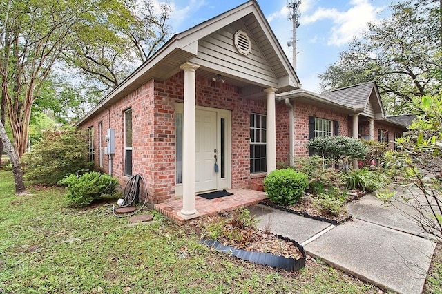view of front facade featuring a front lawn and brick siding