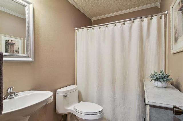 bathroom featuring toilet, a sink, a shower with shower curtain, a textured ceiling, and ornamental molding