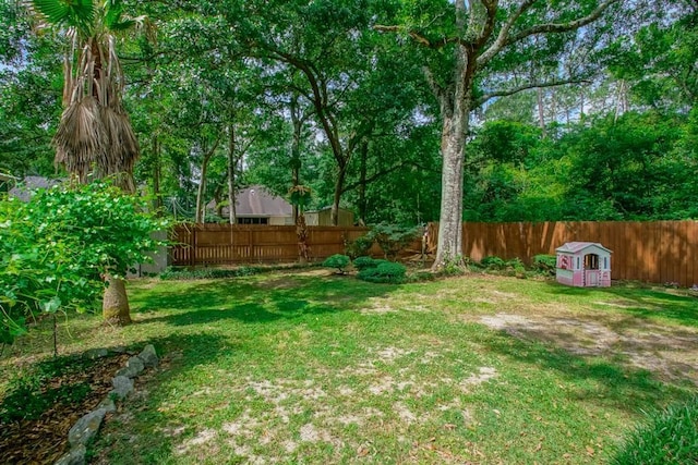 view of yard featuring a fenced backyard