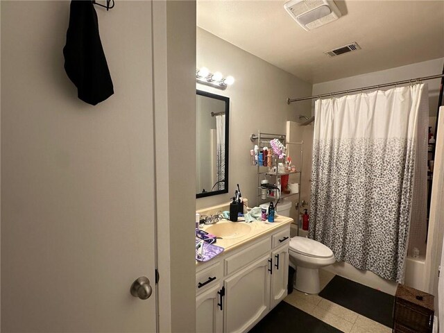 44176 Simpson Pl, Hammond, LA 70403 - bathroom with toilet, vanity, visible vents, and shower / bathtub combination with curtain