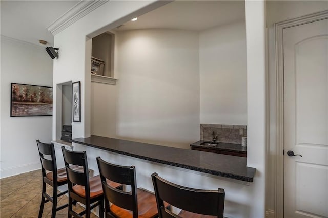 6021 W End Blvd, New Orleans, LA 70124 - indoor wet bar with ornamental molding and baseboards