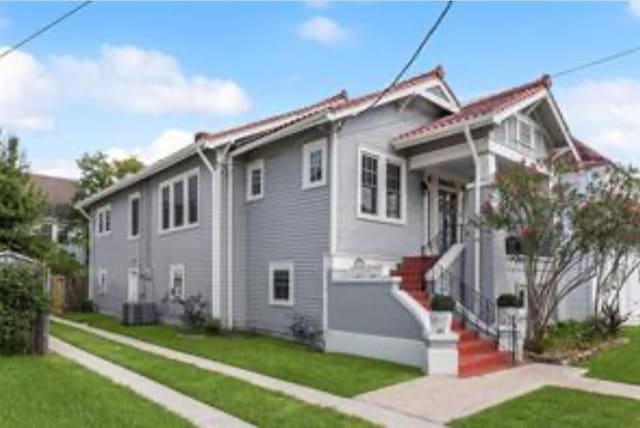 3015 Nashville Ave, New Orleans, LA 70125 - view of side of property with a lawn
