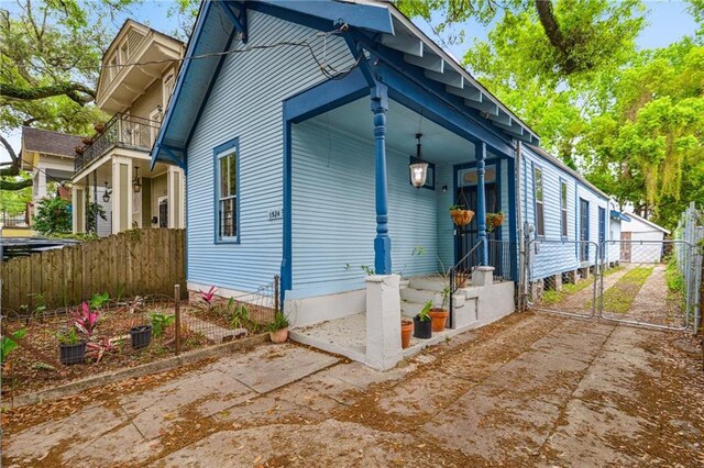 1524 N Dorgenois St, New Orleans, LA 70119 - view of front of house featuring fence and a balcony