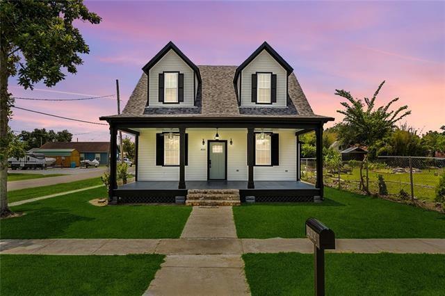 400 Fonda St, Paradis, LA 70080 - bungalow with a yard, fence, and covered porch
