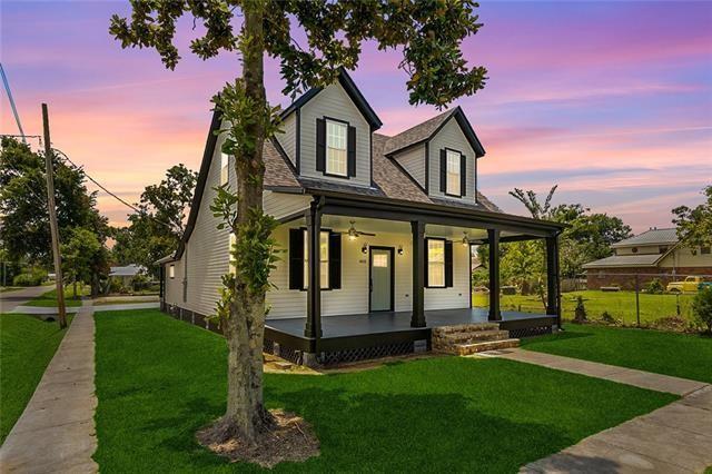 400 Fonda St, Paradis, LA 70080 - bungalow-style home featuring a porch, fence, and a yard