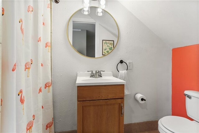 4634 Frenchmen St, New Orleans, LA 70122 - full bath with toilet, vanity, and a shower with curtain