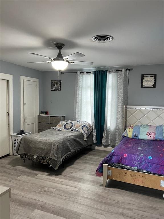 209 10th St, Bridge City, LA 70094 - bedroom featuring light wood-style floors, visible vents, and ceiling fan