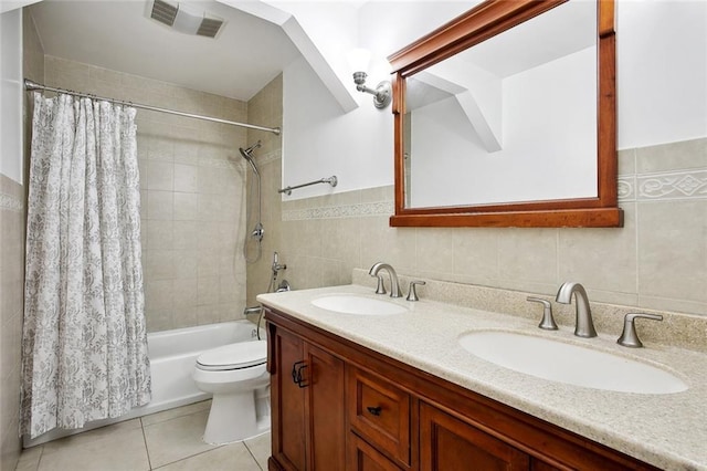 972 Tavel Dr, Kenner, LA 70065 - full bathroom with a sink, shower / bathtub combination with curtain, tile walls, and visible vents