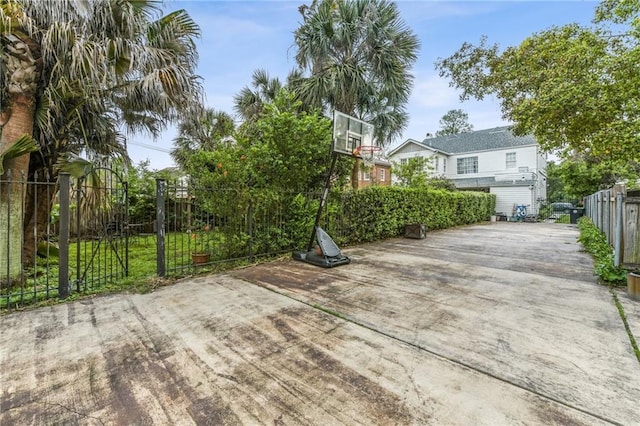 4209 Vendome Pl, New Orleans, LA 70125 - view of basketball court with fence