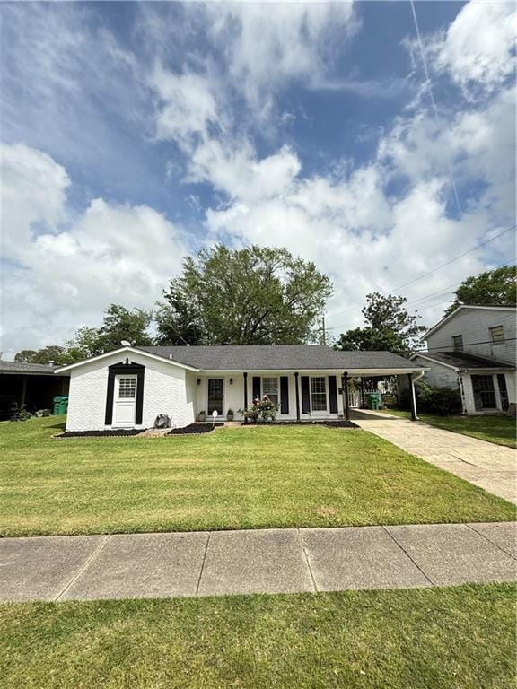 view of front of property featuring a front yard, driveway, and a carport