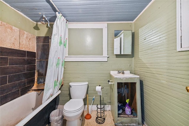 427 Manasses Pl, New Orleans, LA 70119 - bathroom featuring toilet, shower / bath combo, and vanity