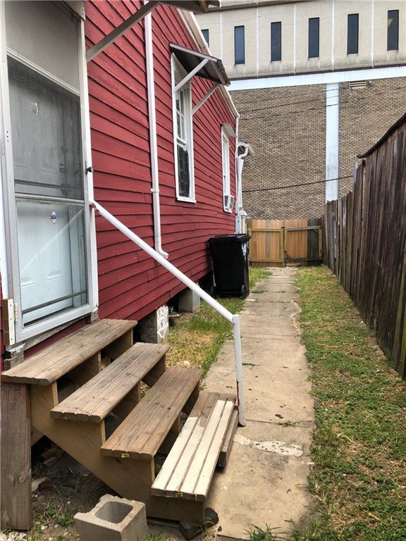427 Manasses Pl, New Orleans, LA 70119 - view of side of property with entry steps and fence