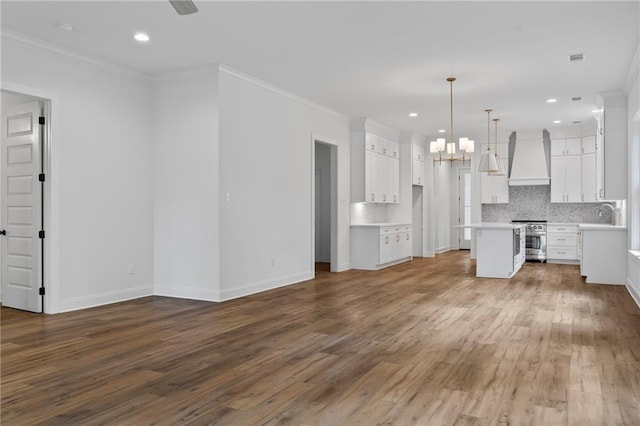 507 W 7th Ave, Covington, LA 70433 - unfurnished living room featuring wood finished floors, ornamental molding, a chandelier, recessed lighting, and baseboards
