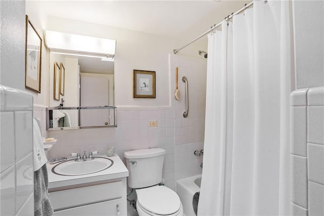 5004-0606 Newlands St, Metairie, LA 70006 - full bath featuring toilet, shower / tub combo, vanity, and tile walls