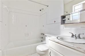 5004-0606 Newlands St, Metairie, LA 70006 - bathroom with bathing tub / shower combination, vanity, and toilet